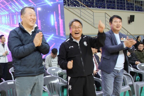 전갑수 광주시체육회장, 강기정 광주광역시장, 이정선 광주광역시교육감은 함께 춤을 추며 5개 구 생활체육동호인들과 하나됨의 시간을 갖고 있다.