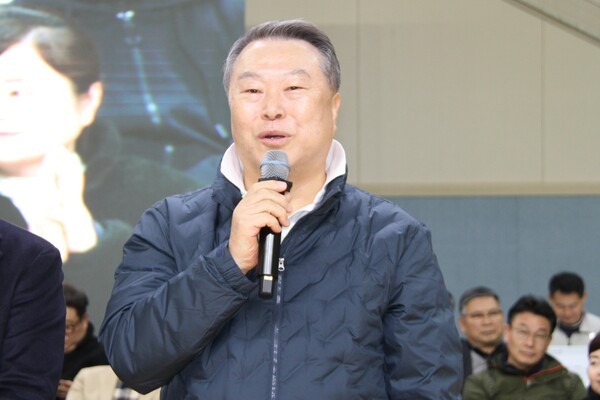 전갑수 광주시체육회장은 제37회 광주광역시민체육대회에서 “5개구 생활체육동호인 여러분, 오늘은 승패보다 웃음과 건강이 빛나는 날이다. 구와 구가 하나 되는 멋진 시간이 되길 바란다. 함께 웃고 함께 응원하는 이순간이 바로 승리이다. 끝까지 즐겁게 파이팅 하시길 바란다.”고 말했다.