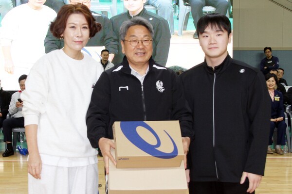 광주광역시 생활체육동호인들은 광주광역시 발전을 위해 불철주야로 뛰고 있는 강기정 광주광역시장에게 운동화를 선물하고 있다.