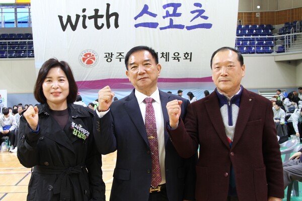 김길화 더불어민주당광산갑봉사위원장, 정무중 대한보디빌딩협회부회장, 정종현 롤라협회장은 제37회 광주광역시민체육대회에 참석해 "스포츠는 세대와 지역을 넘어 모두를 하나로 연결하는 소중한 힘이다. 동호인 선수들과 시민들이 승패를 떠나 서로를 응원하며 건강한 땀을 나누는 이 대회가 광주의 생활체육 발전과 시민 화합에 큰 의미가 되기를 바란다."고 말했다.