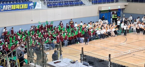 제37회 광주광역시민체육대회에 참석한 5개구 생활체육동호인들이 화합의 시간을 갖고 있다.