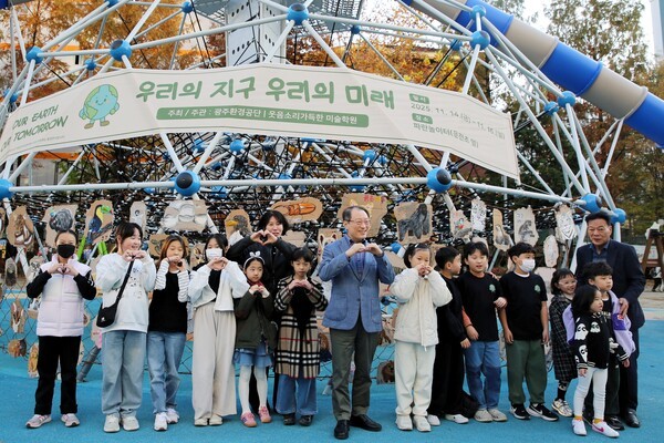 김병수 광주환경공단이사장과 2025 어린이 환경미술전시회’에 참여한 어린이 및 관계자는 "우리의 지구, 우리의 미래를 아름답게 가꿔나가자"며 사랑의 인사를 전했다.