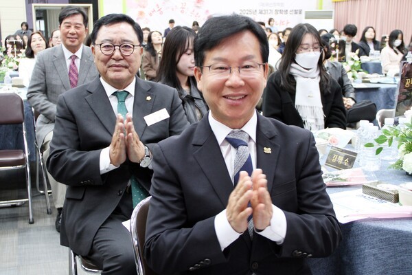 박병규 광산구청장, 김명수 광산구의회의장은 ‘2025년 광산장학회 장학증서 수여식’에 참석해  "지역의 미래 인재들이 꿈을 향해 힘차게 도약할 수 있기를 바란다"라며 박수로 축하와 격려를 전했다.