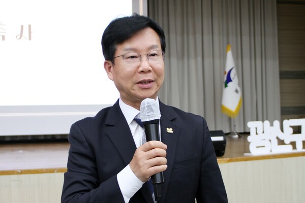 박병규 광산구청장은 '2025년도 광산장학회 장학생 장학증서 수여식'에 참석해  "광산장학회의 노력과 지역의 여러 후원자들이 있어 현재까지 4238명의 학생들에게 총 46억6100여 만원의 장학금을 수여할 수 있었다. 항상 감사의 마음을 잊지 말고, 더 큰 도전을 통해 꿈을 이뤄나가시길 바란다."고 말했다.
