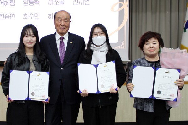 강박원 광산장학회이사장은 2025년도 광산장학회 장학생 장학증서 수여식'에서 장학생들에게 장학증서를 수여한 후 축하의 기념촬영을 하고 있다.