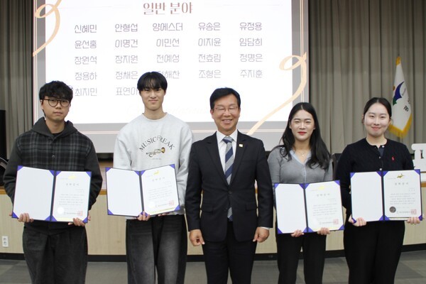 박병규 광산구청장은 '2025년도 광산장학회 장학생 장학증서 수여식'에서 장학생들에게 장학증서를 전달한 후 축하의 기념촬영을 하고 있다.