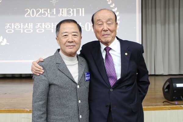 강박원 (재)광산장학회이사장, 배홍석 전)광산구의회의장은  (재)광산장학회, ‘2025년 광산장학회 장학증서 수여식’에 참석해 함께 손을 맞잡고 “지역의 인재들이 꿈을 향해 흔들림없이 나아갈 수 있도록 앞으로도 든든한 울림이 되어주겠다”고 말했다.