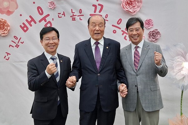 강박원 (재)광산장학회이사장, 박병규 광산구청장,김보곤 ㈜디케이회장은 (재)광산장학회, ‘2025년 광산장학회 장학증서 수여식’에 참석해 함께 손을 맞잡고 “지역의 인재들이 꿈을 향해 흔들림없이 나아갈 수 있도록 앞으로도 든든한 울림이 되어주겠다”라며 화이팅을 외쳤다.