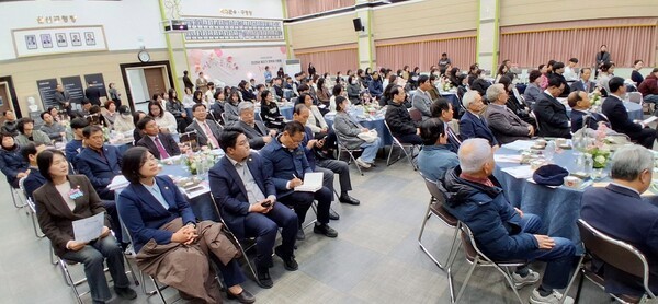 ‘2025년 광산장학회 장학증서 수여식’에 참석한 내빈과 장학생, 학부모들이 장학생들에게 축하와 격려를 전했다.