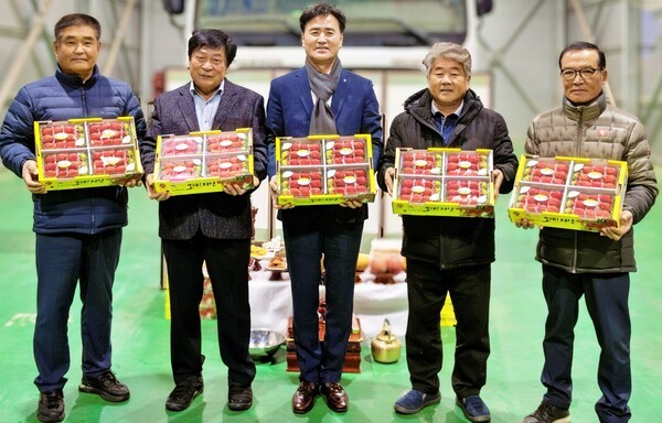 구상봉 북광주농협 조합장과 지산딸기작목회 관계자들은 