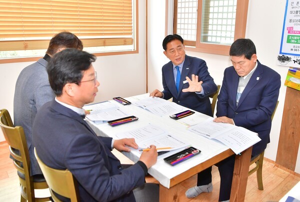 김한종 장성군수, 정철원 담양군수, 박병규 광산구청장,  김종화 북구 부구청장은 ‘제9차 광주·전남 북부권 상생발전협의회’에서 다양한 현안을 심도 있게 논의하고 있다.