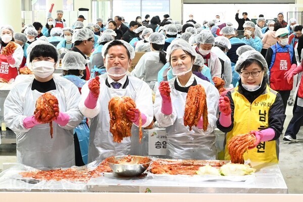 (왼쪽에서 두번째부터) 김병내 남구청장과 부인 윤지영 여사, 남호현 남구의회의장은 ‘2525 희망+김장김치 나눔행사’에 참석해 사랑의 김장김치를 버무린 후 기념촬영을 하고 있다.
