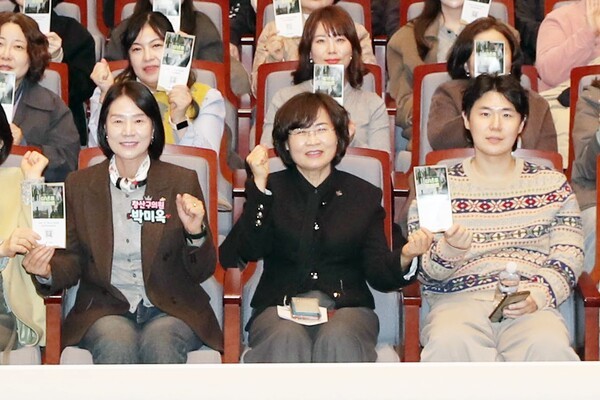 (오른쪽부터) 여행 유튜버 ‘희철리즘(윤희철), 전경희 광산구청 문화체육국장, 박미옥 광산구의원은 "다양한 국적과 배경을 가진 주민이 화합하고, 상생하는 도시를 만들기위해 함께 힘과 지혜를 모아나가겠다."며 화이팅을 외쳤다.