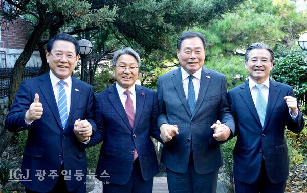 대통령실 김용범 정책실장, 김영록 전라남도지사, 강기정 광주광역시장, 김산 무안군수는 서울에서 광주 민간·군공항 통합이전 관련 간담회를 마치고 기념촬영을 하고 있다.
