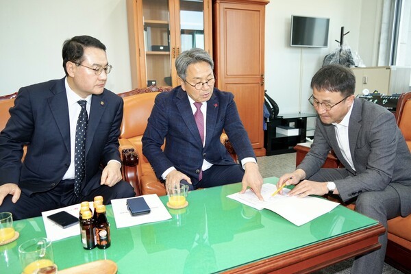 강기정 광주광역시장이 19일 국회를 방문해 한병도 예산결산위원장에게 '2026년도 광주시 핵심 국비 사업'의 필요성을 설명하고 내년도 예산에 추가 반영될 수 있도록 요청하고 있다.