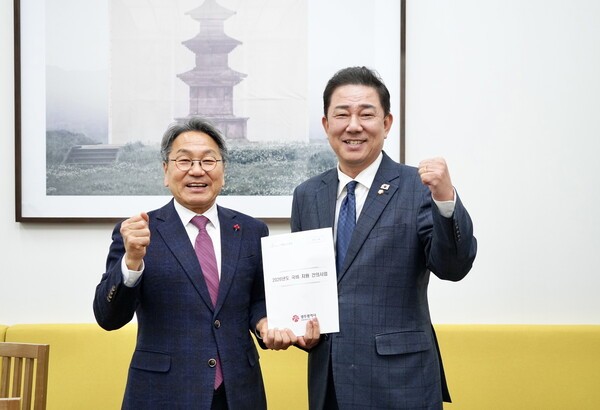 강기정 광주광역시장19일 국회를 방문해 김병기 민주당 원내대표에게 2026년도 국비지원 건의사업을 전달한 뒤 기념촬영을 하고 있다.