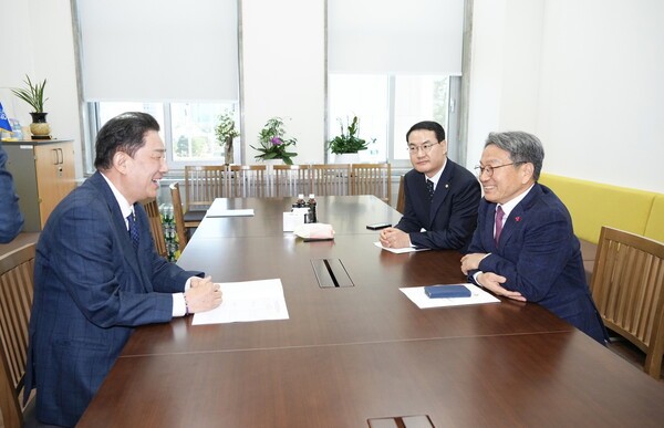 강기정 광주광역시장이 19일 국회를 방문해 김병기 민주당 원내대표에게 '2026년도 광주시 핵심 국비 사업'의 필요성을 설명하고 내년도 예산에 추가 반영될 수 있도록 요청하고 있다.