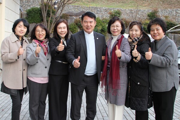 이정선 광주광역시교육감, 황정련 광주광역시유치원연합회장(신세계유치원 원장), 광주광역시유치원연합회 임원들은 ‘제3회 광주수업페스티벌에 참석해 “다양한 현장의 목소리와 전문성이 모일 때 교육은 더욱 단단해지고, 아이들의 배움은 더 멀리 나아갈 수 있다. 앞으로도 서로 배우고 협력하는 교육문화를 확산시켜 광주교육이 미래를 선도할 수 있도록 최선을 다하겠다.”며 광주교육 최고를 외쳤다.