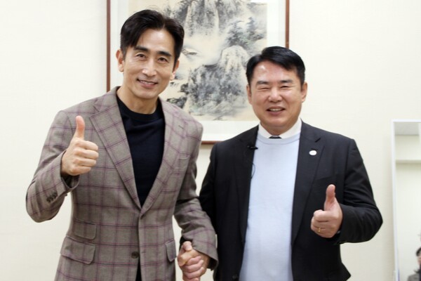 이정선 광주광역시교육감, 차인표 배우 겸 소설가는 함께 손을 꼭 잡고 