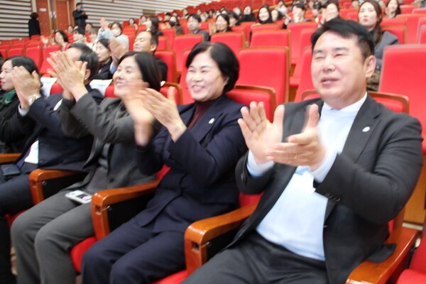 이정선 광주광역시교육감과 직원들은 광주소리별앙상블 그린앙상블 공연을 펼친 광주학생들에게 큰 격려의 박수를 보냈다.