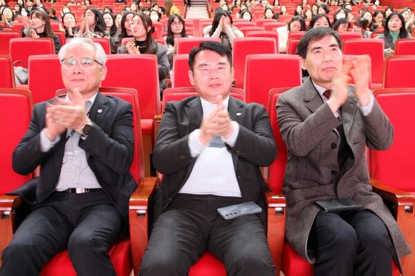 이정선 광주광역시교육감, 정종재 광주광역시교육청학생교육원 원장, 김창균 중등특수교육과장은 차인표 배우 겸 소설가의 강연에 뜨거운 박수로 공감을 전했다.