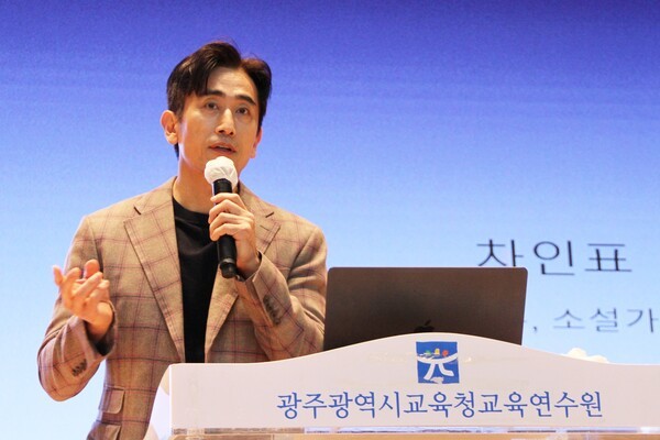  ‘언젠가 우리가 같은 별을 본다면’을 쓴 배우 차인표 씨는 제3회 광주수업페스티벌에서 강연을 통해 용서와 공감의 메시지를 전달했다.