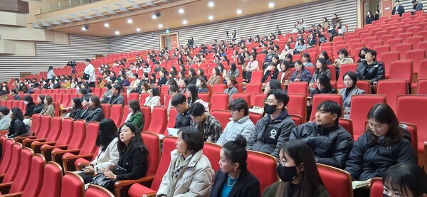  제3회 광주수업페스티벌에 참석한 유·초·중·고·특수학교 교직원들은 이정선 광주광역시 교육감의 인사말을 꼼꼼히 청취하고 있다.