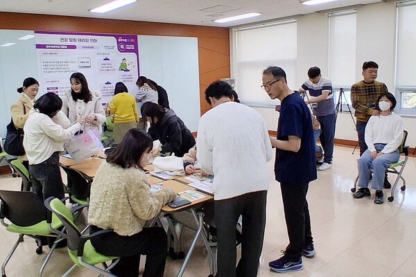 ‘제3회 광주수업페스티벌 부대행사로 건강힐링 테라피 안마 프로그램이 마련돼 참가자들의 큰 호응을 얻었다.