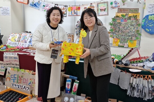 김미선 신세계유치원 원감, 김송이 유초등교육과장학관은  ‘제3회 광주수업페스티벌' 신세계유치원 유아생태전환교육 작품들을 꼼꼼히 살펴보며 “아이들이 자연을 통해 배우고 실천하는 경험이 아이들의 마음속에 생태 감수성과 책임감을 키우는 밑거름이 될 것이라 믿는다. 앞으로도 유치원 현장에서 생태전환교육이 활발히 이루어질 수 있도록 함께하겠다”고 말했다.