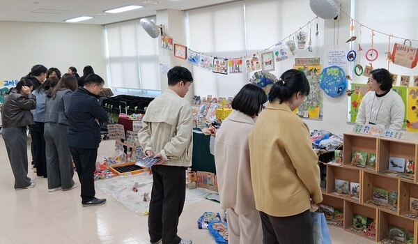 광주광역시 교사들은 ‘제3회 광주수업페스티벌'에 전시된 신세계유치원 유아생태전환교육 작품들을 꼼꼼히 살펴보고 있다.