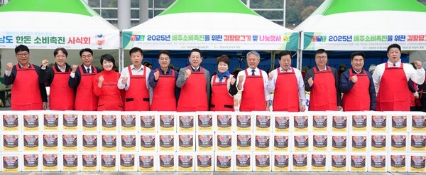 김영록 전남도지사, 김태균 전남도의회 의장, 김매숙 (사)한국여성농업인 전남도연합회장, 김문수 농수산위원장 등 농수산위원회 위원, 이광일 농협중앙회 전남본부장, 홍영신 (사)한국후계농업경영인 전남도연합회장, 오재곤 대한한돈협회 전남도협의회장은 이웃에 따뜻한 나눔을 실천하기 위해 열린 ‘2025 김장김치 담그기 및 나눔행사’에 참석해 