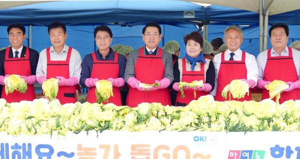 김영록 전남도지사는 20일 도청 만남의 광장에서 도내 어려운 이웃에 따뜻한 나눔을 실천하기 위해 열린 ‘2025 김장김치 담그기 및 나눔행사’에 참석해 내빈들과 기념촬영을 하고 있다.