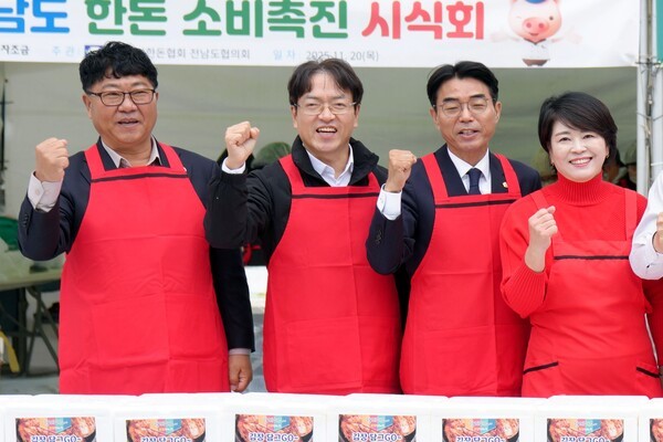 (왼쪽에서 두번째) 이광일 농협전남본부장은 이웃에 따뜻한 나눔을 실천하기 위해 열린 ‘2025 김장김치 담그기 및 나눔행사’에 참석해 