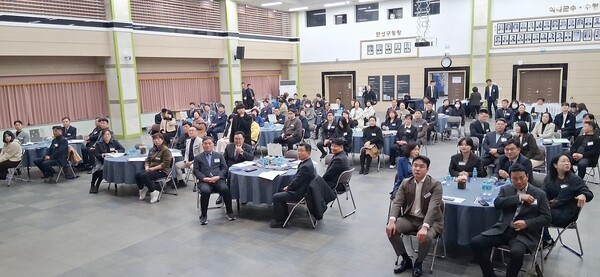 제22기 민주평화통일자문회의 광주광산구협의회 출범식에 참석한 위원들이 박병규 광산구청장의 축사를 꼼꼼히 청취하고 있다.