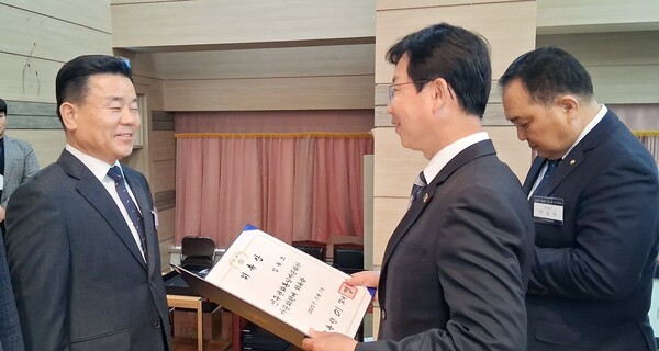 박병규 광산구청장은 제22기 민주평화통일자문회의 광주광산구협의회 출범식에서 이재명 민주평통 의장(대통령)을 대신해 김옥조 상임위원에게 위촉장을 전수하고 있다.