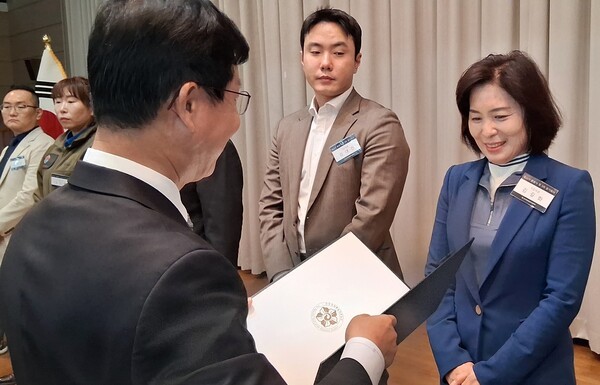 박병규 광산구청장은 제22기 민주평화통일자문회의 광주광산구협의회 출범식에서 이재명 민주평통 의장(대통령)을 대신해 김길화 위원에게 위촉장을 전수하고 있다.