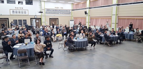 제22기 민주평화통일자문회의 광주광산구협의회 출범식에 참석한 위원들이 김명수 광산구의회의장의 축사를 꼼꼼히 청취하고 있다.