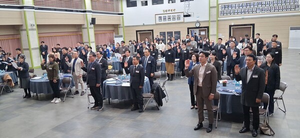 민주평화통일자문회의 광주광산구협의회 위원들은 제22기 민주평화통일자문회의 광주광산구협의회 출범식에서 '민주평화통일자문회의 자문위원으로서 국법을 준수하고 조국의 민주적 평화통일을 지향 하는 민족의 염원을 받들어 맡은 바 사명을 성실히 수행하겠다