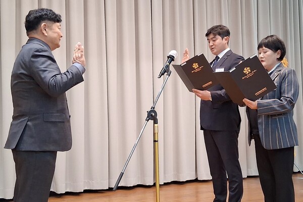 김승언 민주평통광주부의장 위원들로부터 '민주평화통일자문회의 자문위원으로서 국법을 준수하고 조국의 민주적 평화통일을 지향 하는 민족의 염원을 받들어 맡은 바 사명을 성실히 수행하겠다