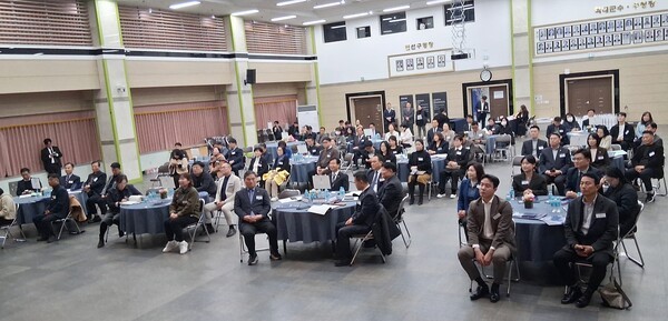 제22기 민주평화통일자문회의 광주광산구협의회 출범식에 참석한 위원들이 김승언 민주평통광주부의장의 격려사를 꼼꼼히 청취하고 있다.