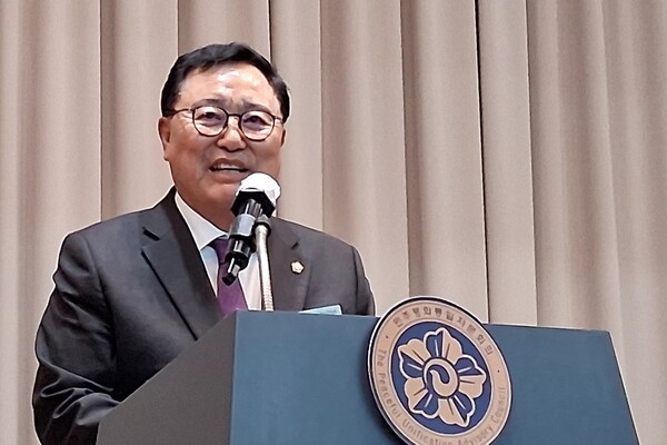 김명수 광산구의회 의장은 제22기 민주평화통일자문회의 광주광산구협의회 출범식에서 “민주평화통일자문회의는 평화통일이라는 국가적 과제를 국민과 함께 고민하고 실천하는 역할을 맡고 계신다. 그 일은 외교나 안보의 문제를 넘어 우리 사회가 어떤 가치 위에 서 있는가를 보여주는 일이다. 서로를 인정하고 다름을 이해하면서 함께 나아가려는 마음이 우리를 더 단단하게 만든다.”며 “평화통일의 씨앗이 지역에서부터 뿌리내릴 수 있도록 의회도 최선을 다해 지원하고 또 협력하겠다.”라고 말했다.