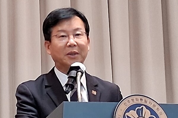 박병규 광산구청장은 제22기 민주평화통일자문회의 광주광산구협의회 출범식에서 “오늘 출범하는 제22기 협의회가 민주·평화·통일이라는 이름에 걸맞게더 많은 시민과 함께 고민하고, 행동해서 한반도 평화시대 개막이라는 전환점을 창출하길 기대한다.”고 말했다.