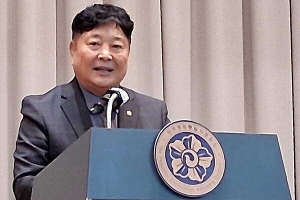 김승언 민주평통광주부의장은 제22기 민주평화통일자문회의 광주광산구협의회 출범식에서 “제22기 민주평화통일자문회의 광주광산구협의회 출범식을 진심으로 축하드린다. 먼저, 평화통일의 사명을 가슴에 새기고 새롭게 출범하신 자문위원 여러분께 깊은 감사와 따뜻한 격려의 말씀을 드린다. 아울러 지난 기수 동안 헌신과 열정으로 지역의 평화통일 기반을 다져주신 전임 회장님과 자문위원님들께도 존경의 마음을 전한다.”라며 “오늘 우리가 맞이하는 제22기 민주평통은 포용과 통합, 연대의 밝은 에너지로 평화와 번영의 한반도를 열자는 이해찬 수석부의장님의 말씀처럼 더 넓은 공감과 참여 속에서 국민과 함께하는 통일운동을 지향하고 있다. 이제 통일의 길은 이념이나 구호의 문제가 아니라, 국민의 삶 속에서 함께 만들어가는 실천의 길이어야 한다. 그 출발점은 바로 지역에서의 대화와 공감,그리고 연대의 확산이다.”고 말했다.