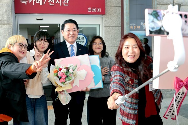 20일 해남군청 대회의실에서 열린 ‘해남군 정책비전 투어’ 행사에 참석한 김영록 전라남도지사가 지역주민들과 함께 기념촬영을 하고 있다.