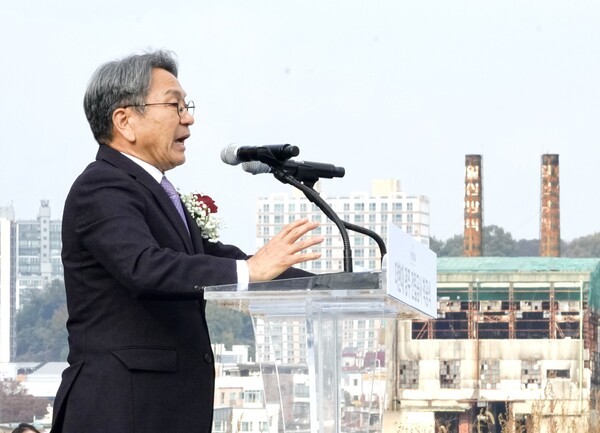 강기정 광주광역시장이 20일 오후 북구 옛 전방·일신방직 부지에서 열린 '더현대 광주 착공식'에 참석해 축사를 하고 있다. 