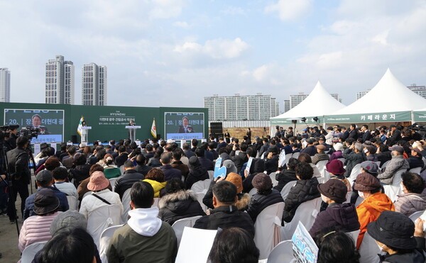  '더현대 광주 착공식'에 참석한 내빈과 광주시민들