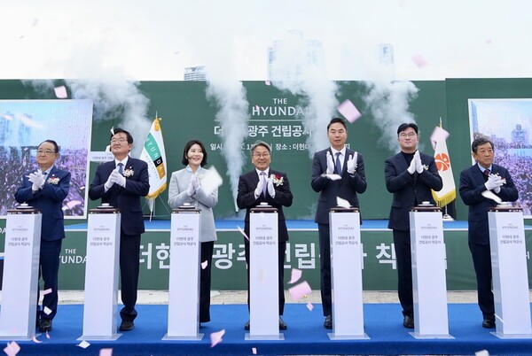 강기정 광주광역시장이 20일 오후 북구 옛 전방·일신방직 부지에서 열린 '더현대 광주 착공식'에 참석해 축하 발파 퍼포먼스를 하고 있다.