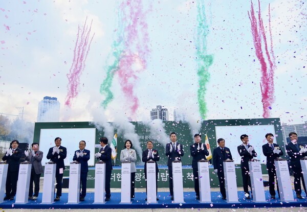 강기정 광주광역시장이 20일 오후 북구 옛 전방·일신방직 부지에서 열린 '더현대 광주 착공식'에 참석해 축하 발파 퍼포먼스를 하고 있다.