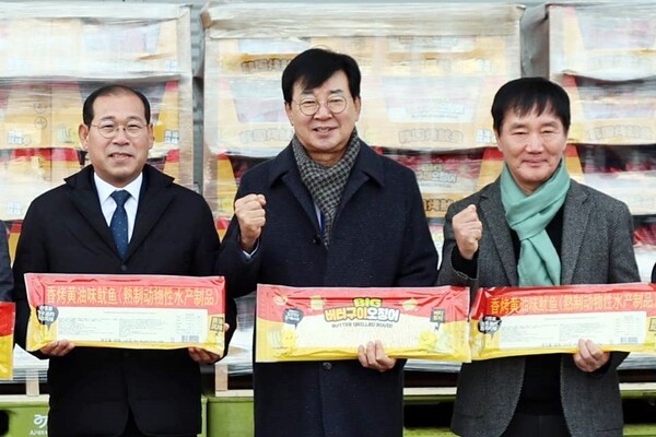 (가운데) 김성 장흥군수는 ㈜현대푸드 사업장에서 버터구이 오징어 등 첫 중국 수출을 위한 선적식을 갖고 “앞으로도 지역 특화 식품이 세계 시장에서 인정받을 수 있도록 적극 지원하겠다”고 밝혔다.