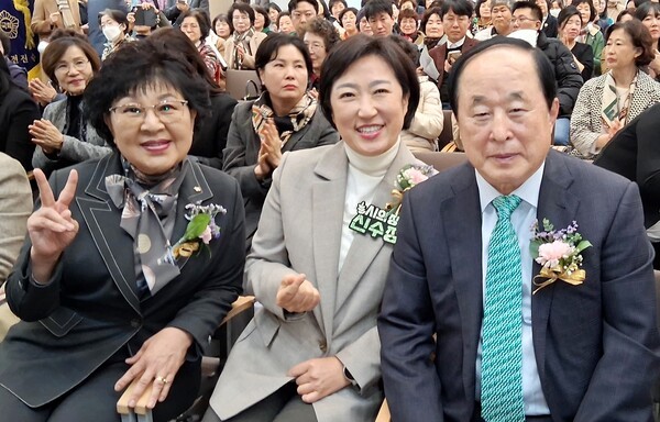 (오른쪽부터) 허정 에덴병원장(전/대한적십자사 광주전남지사 회장), 신수정 광주시의회의장, 김금자 (사)21세기 여성발전위원회사무국장은 (사)21세기 여성발전위원회, 국민모범인상 시상식에 참석해 